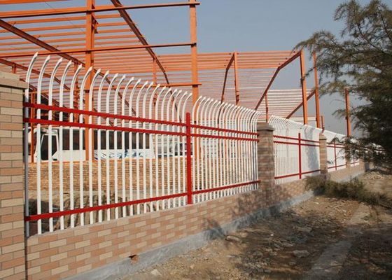 Chine Fil de bondissement en métal de degré de sécurité de mur clôturant la couleur galvanisée de blanc de tuyau d'acier fournisseur